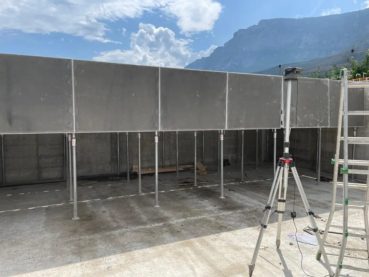 Casseri per muri in calcestruzzo e livella laser in cantiere