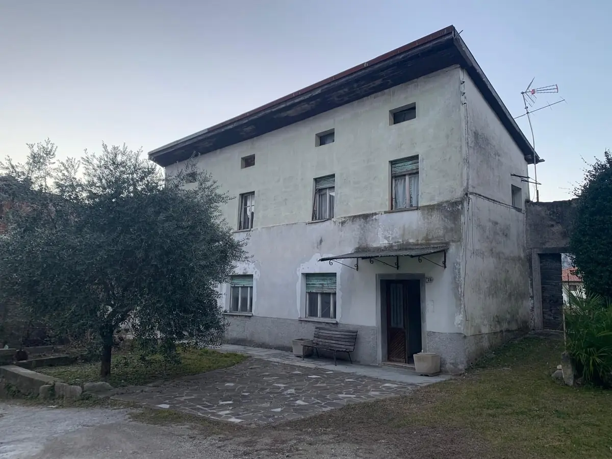 Casa prima della ristrutturazione: facciata rovinata