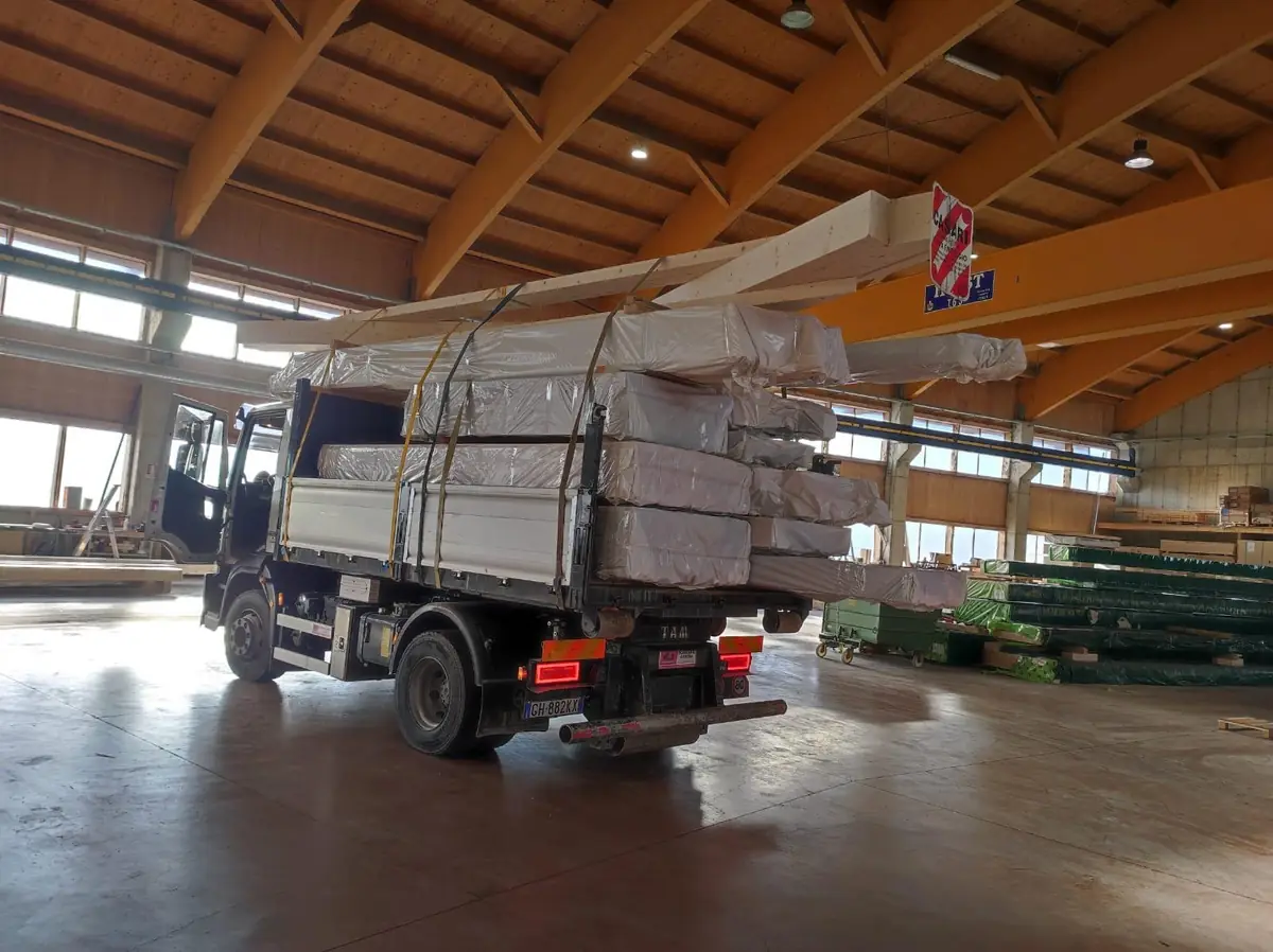 Autocarro carico di travi in legno lamellare