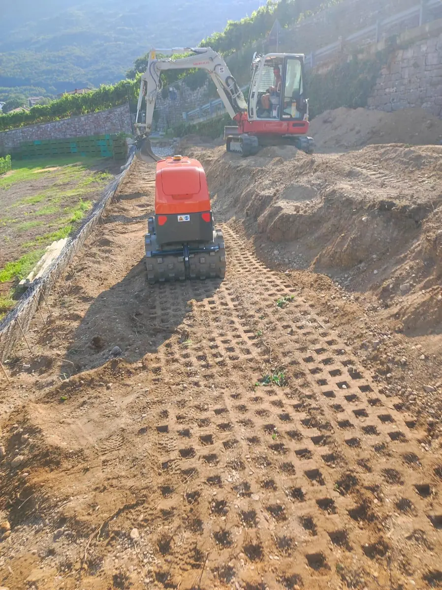Escavatore e mini dumper su uno scavo in pendenza