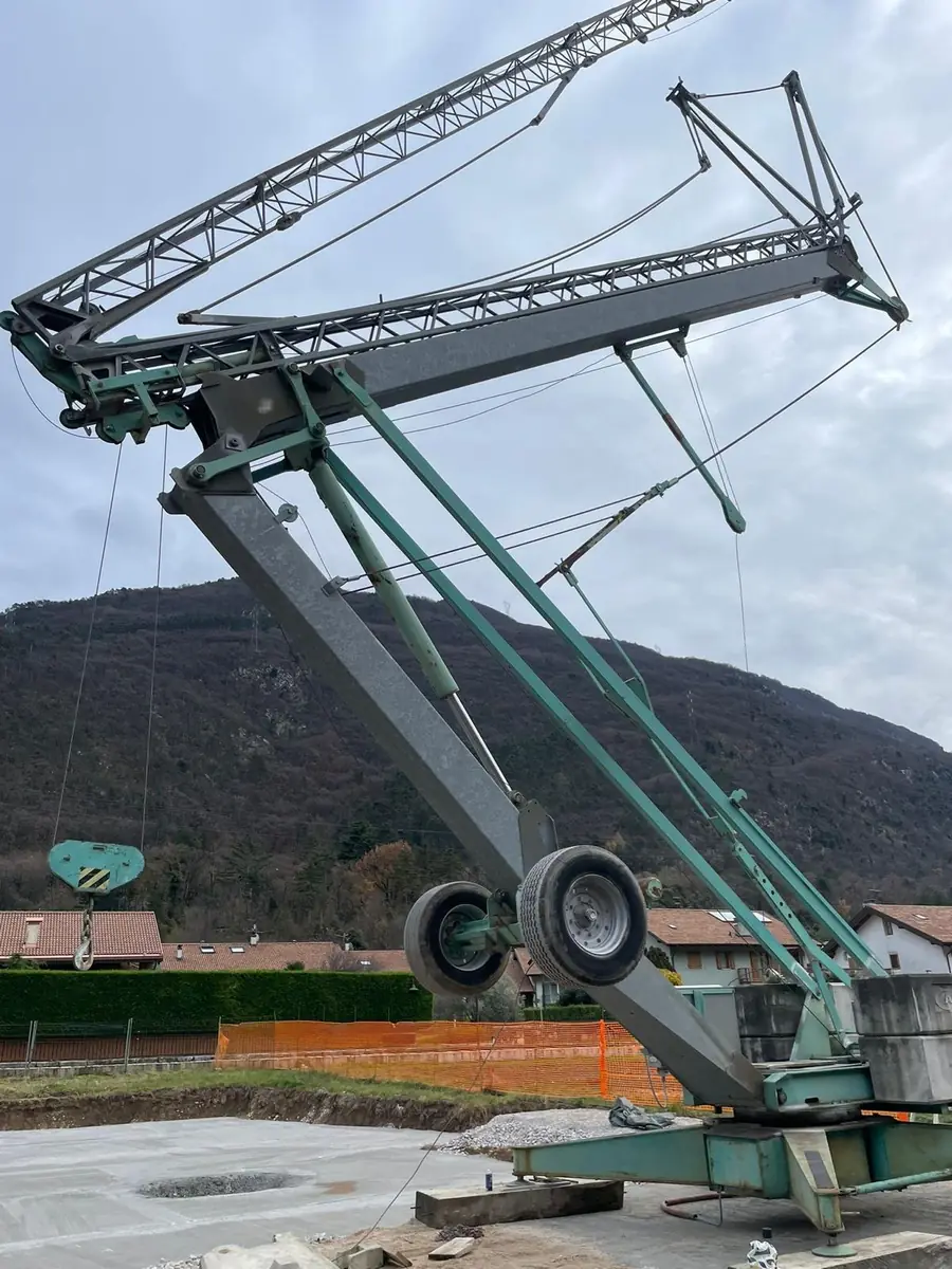 Gru automontante in cantiere