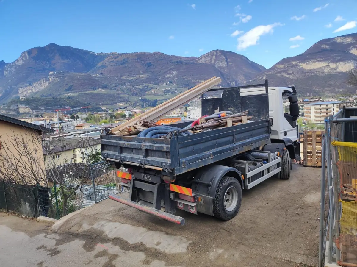 Autocarro ribaltabile in cantiere con vista sulla valle