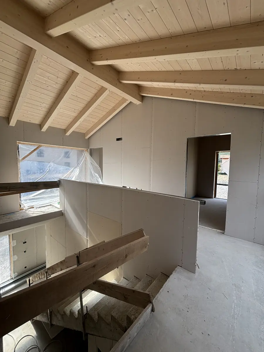 Interni di una casa nuova con soffitto in legno e pareti in cartongesso