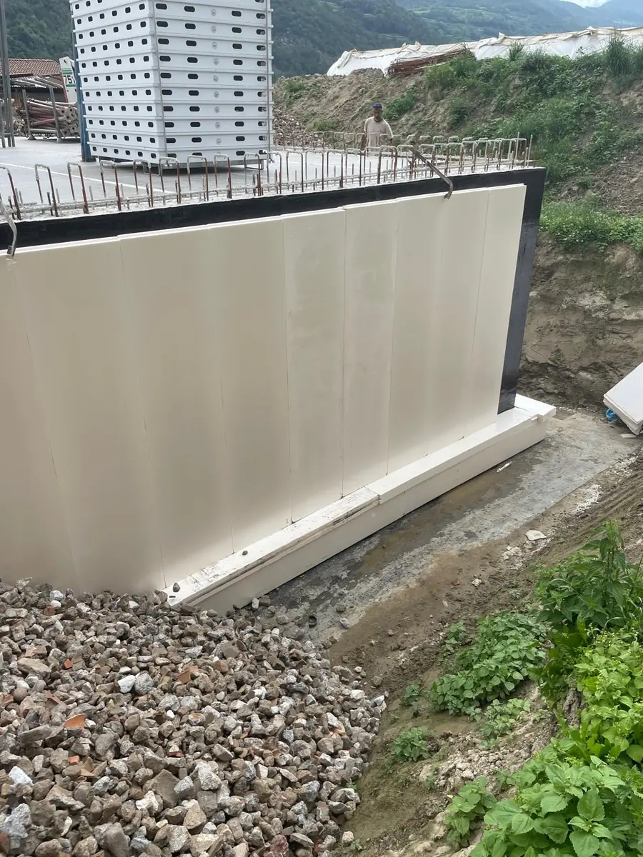 Muro in calcestruzzo armato appena disarmato
