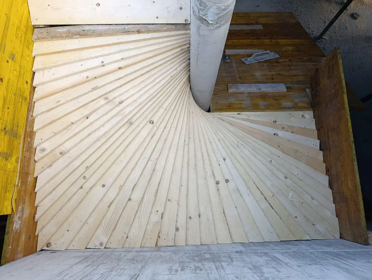 Cassero in legno per una scala elicoidale in calcestruzzo