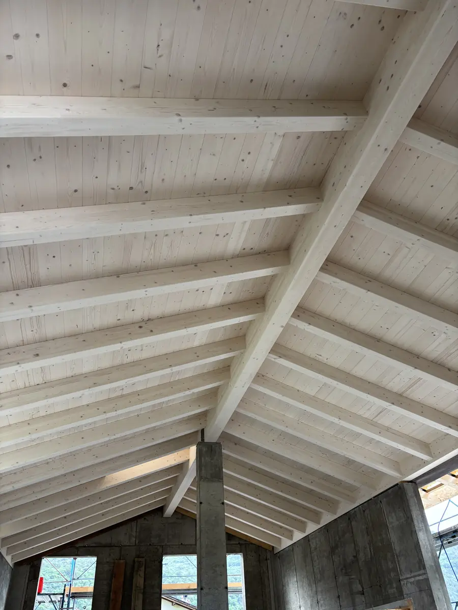 Soffitto in legno a vista di un tetto appena realizzato