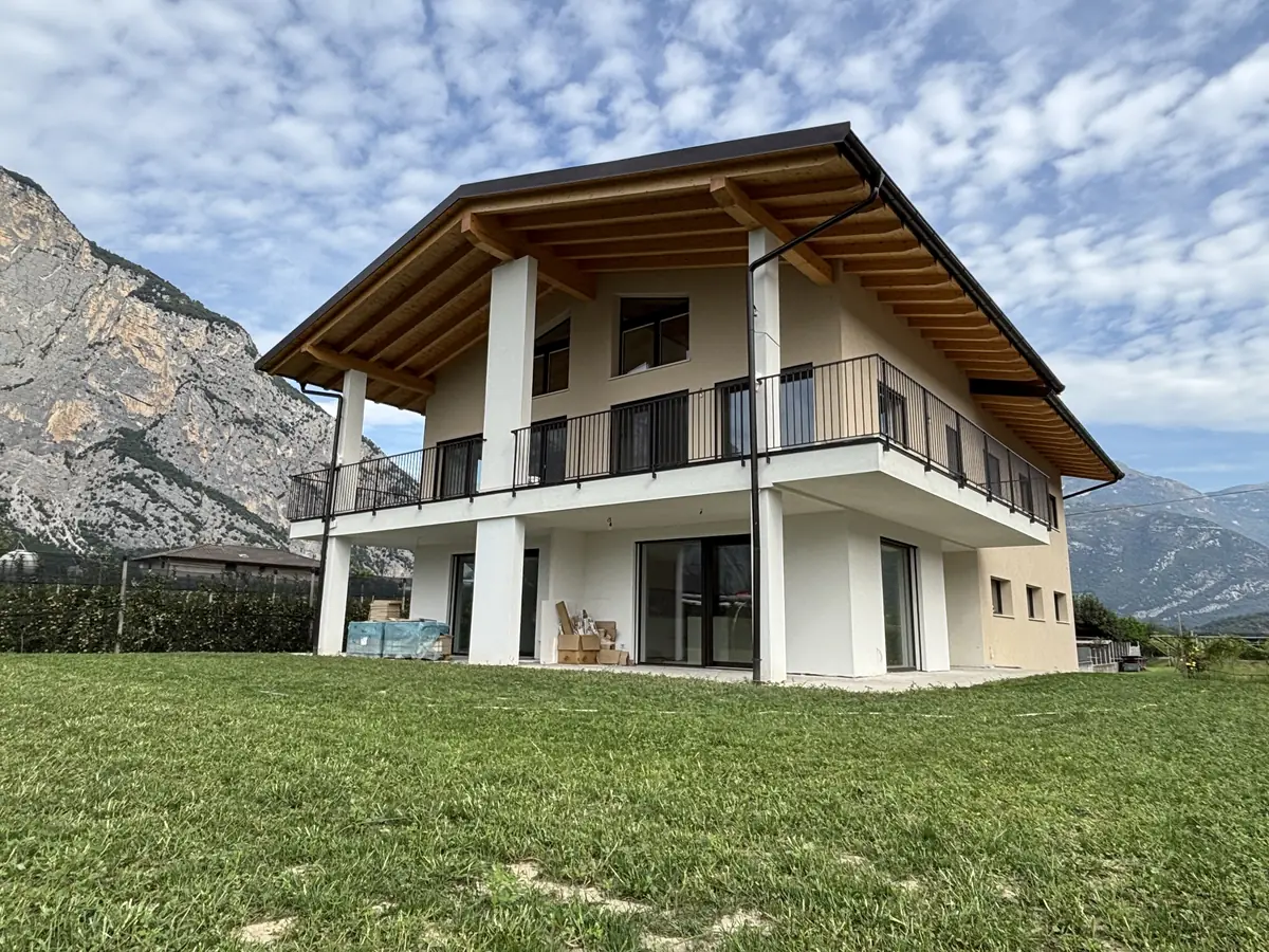 Casa nuova a due piani con ampi balconi e tetto in legno