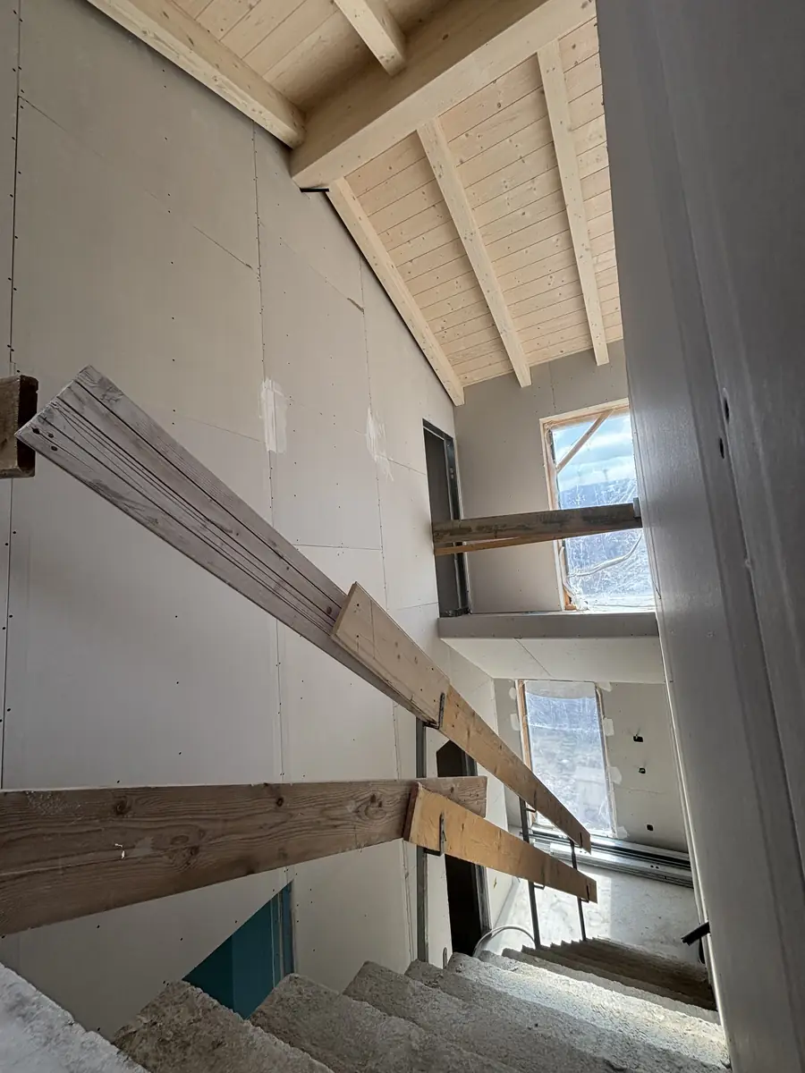 Soppalco con travi in legno a vista