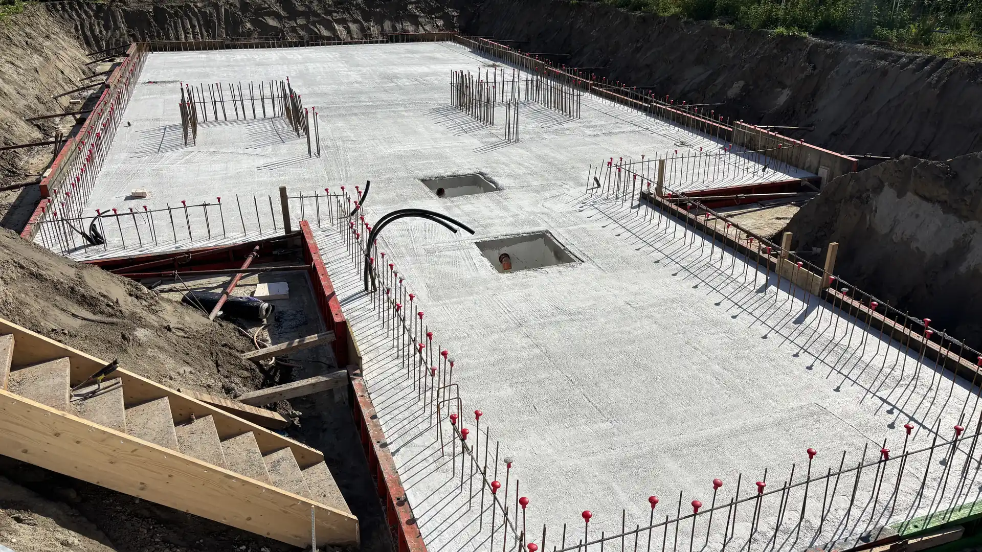Platea di fondazione con i ferri di ripresa pronta per una nuova casa
