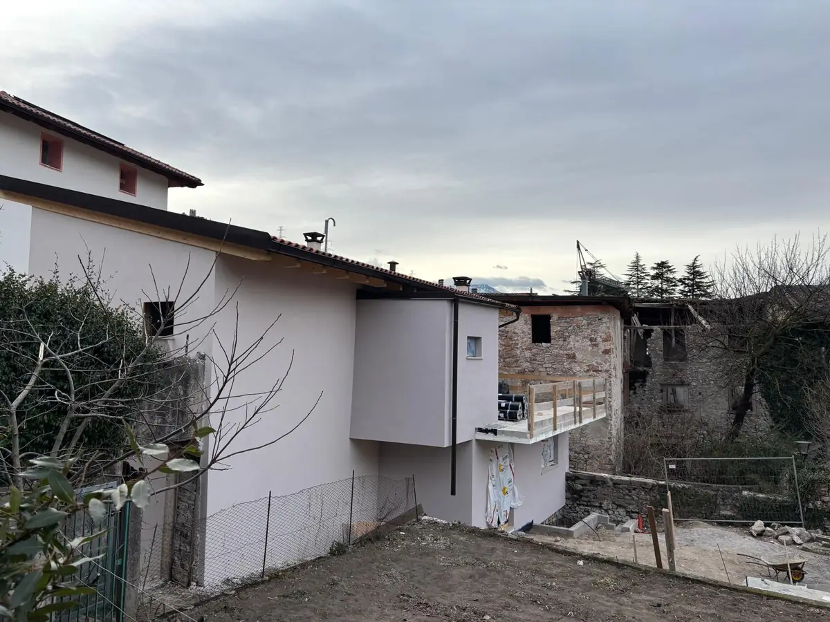 Retro della casa dopo i lavori con cappotto e nuovo intonaco