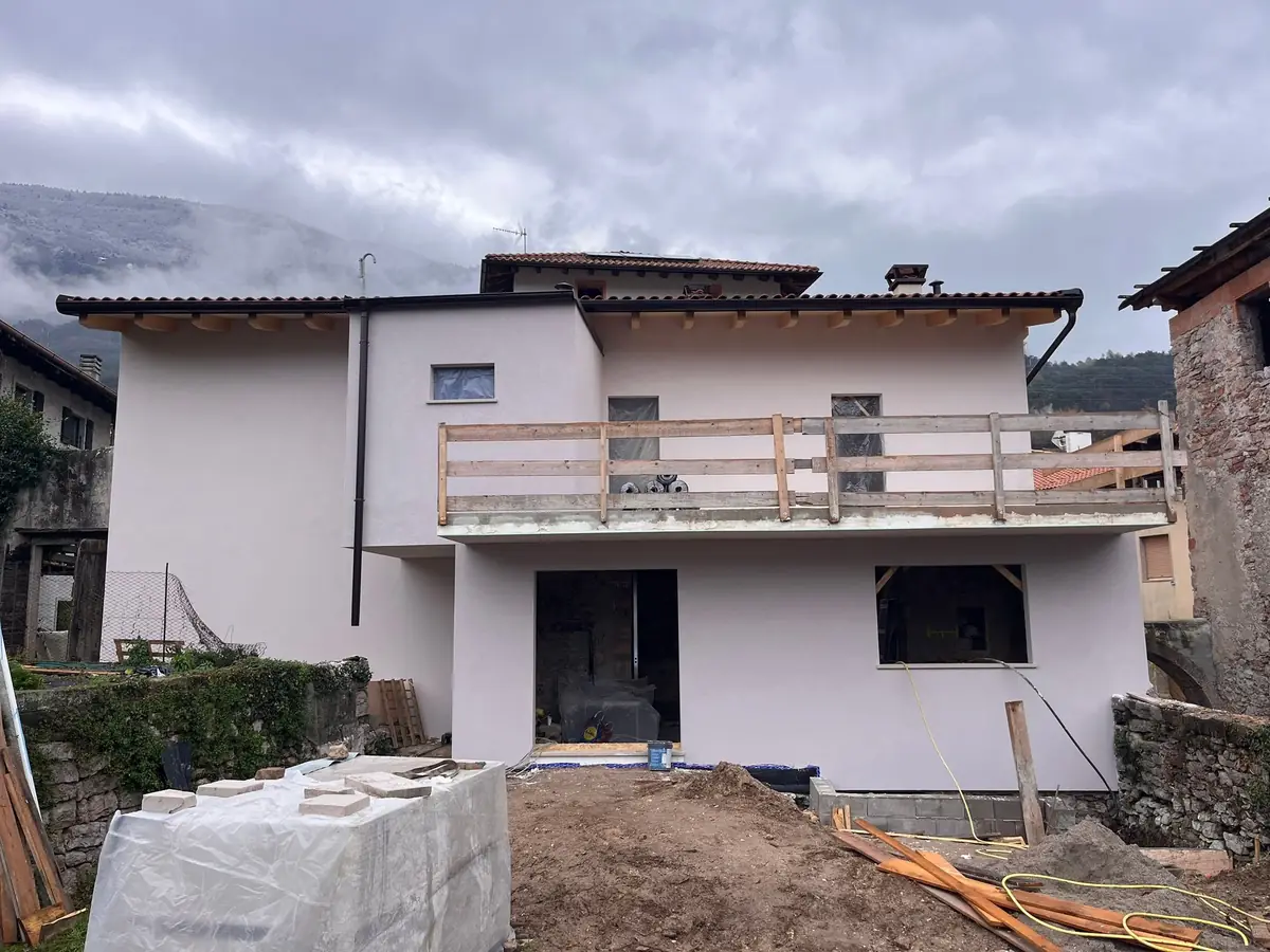 Casa ristrutturata con nuovo balcone