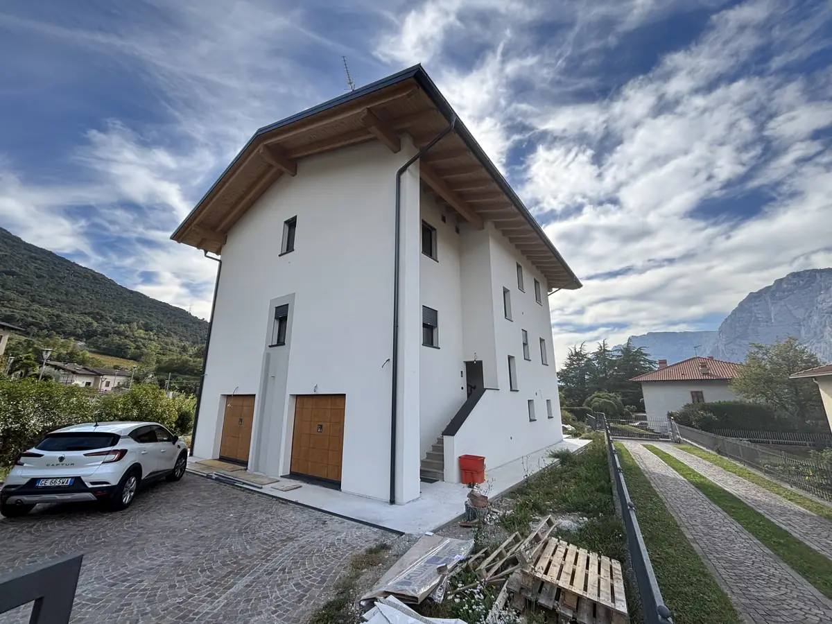 Palazzina ristrutturata con garage in legno