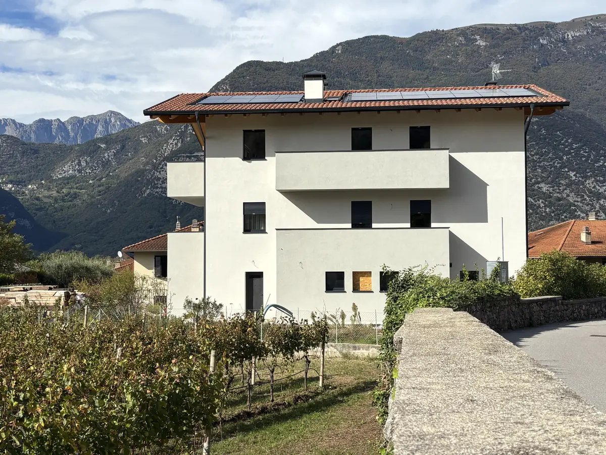 Palazzina ristrutturata con balconi e pannelli solari