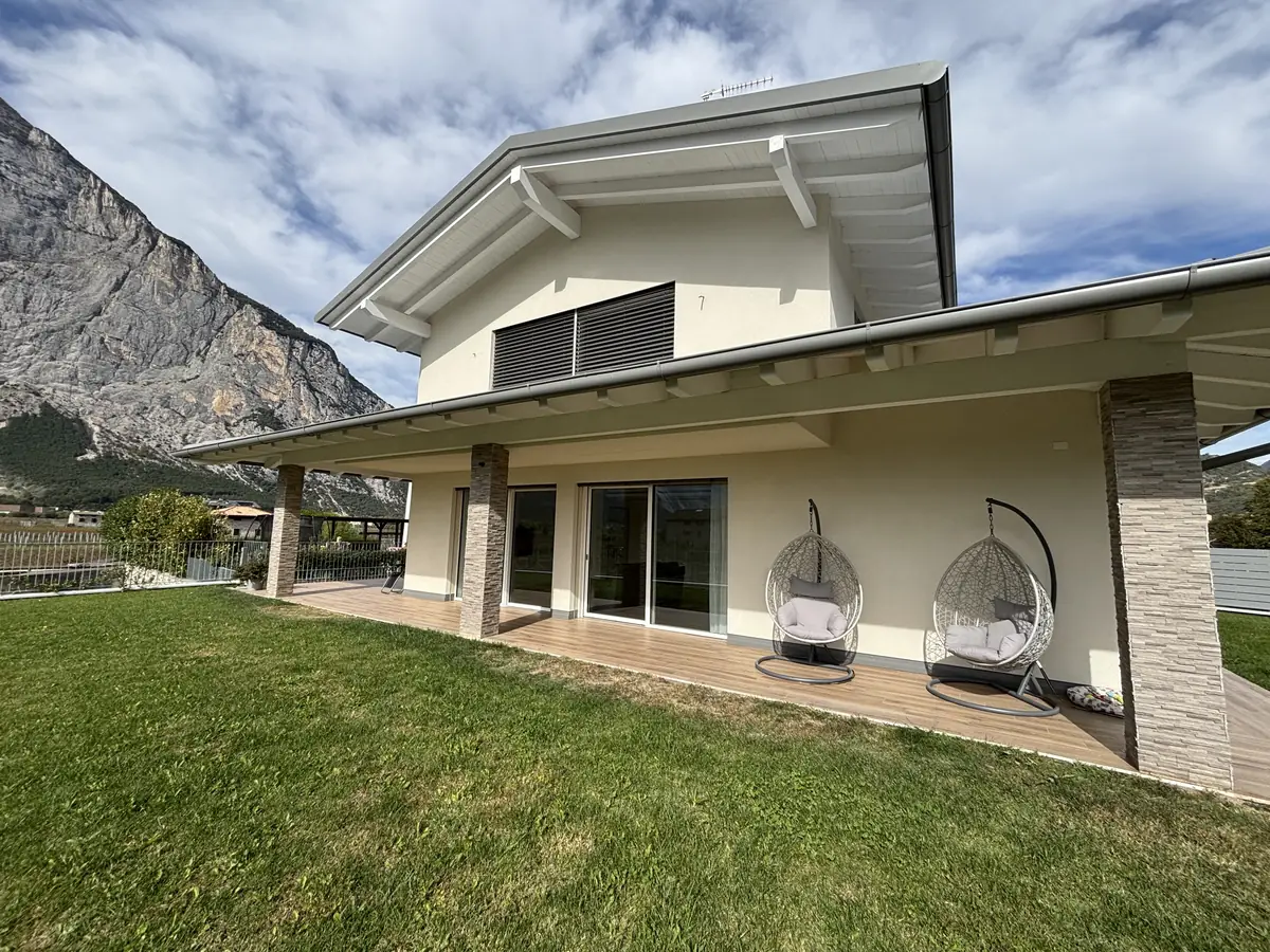Villa ristrutturata con portico e giardino
