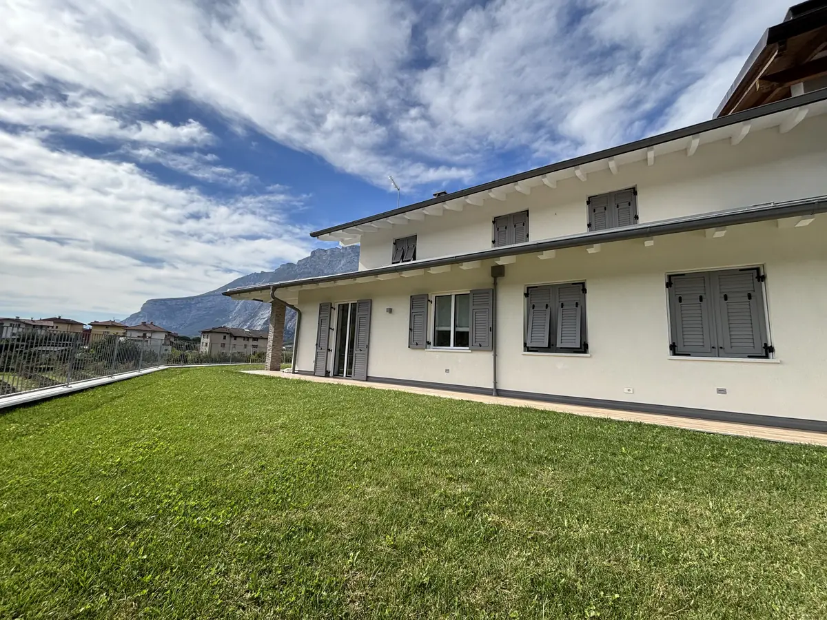 Facciata laterale della villa con scuri grigi