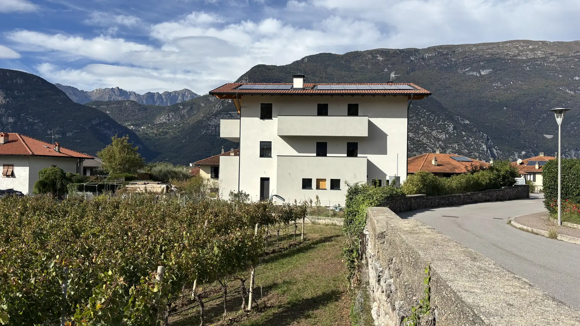 Palazzina ristrutturata con tetto nuovo tra i vigneti