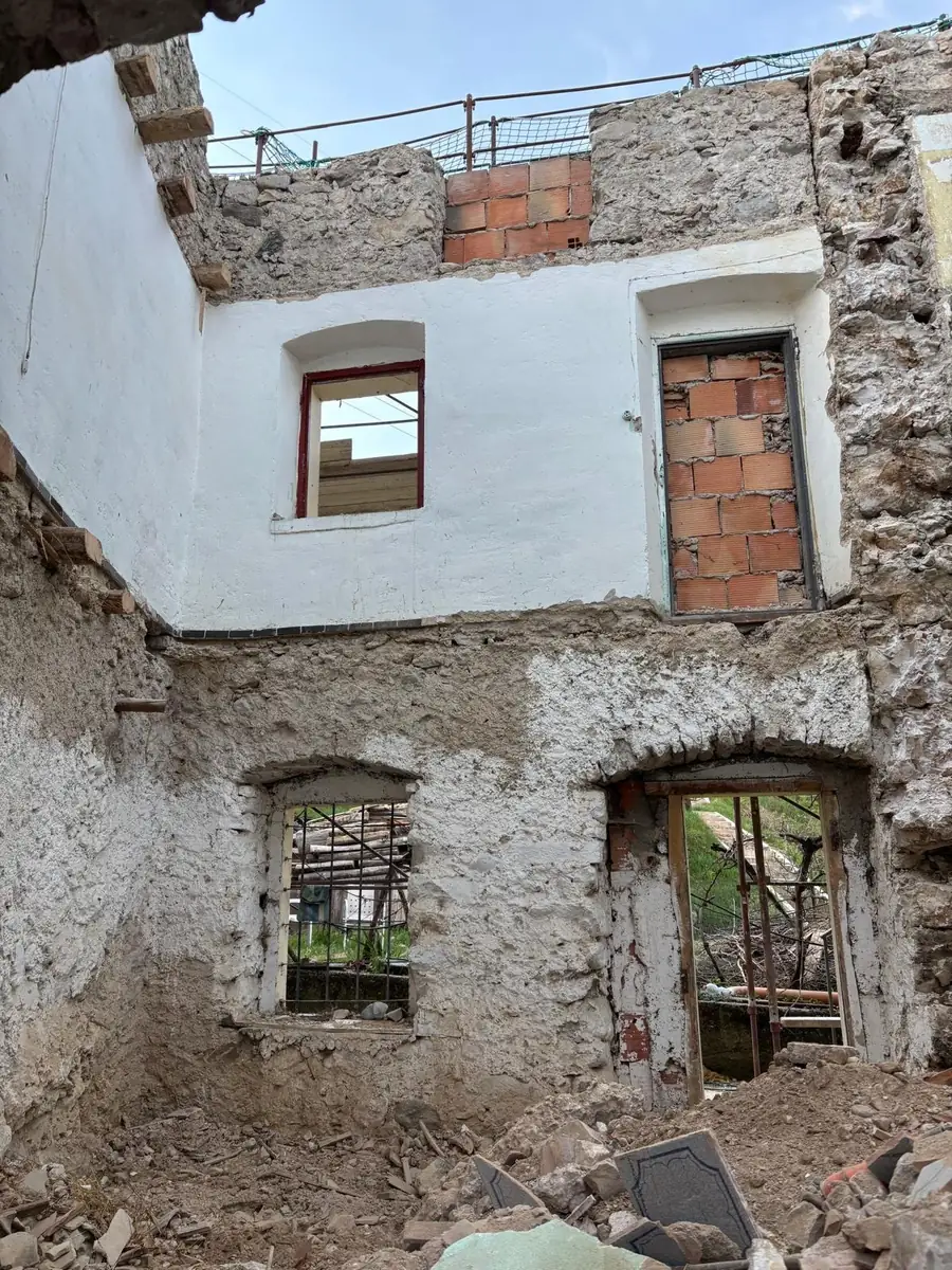Edificio in pietra svuotato prima della ricostruzione interna