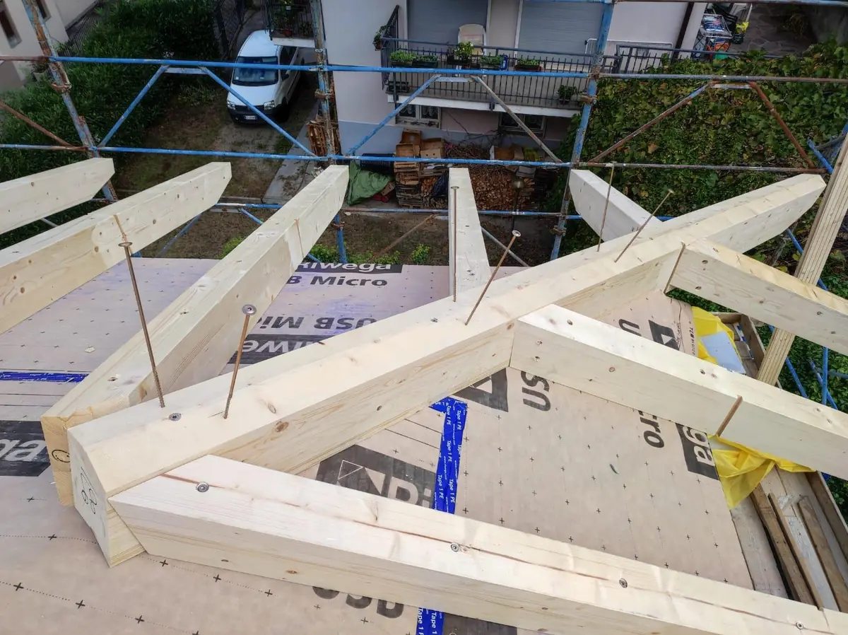 Capriate in legno assemblate sul tetto