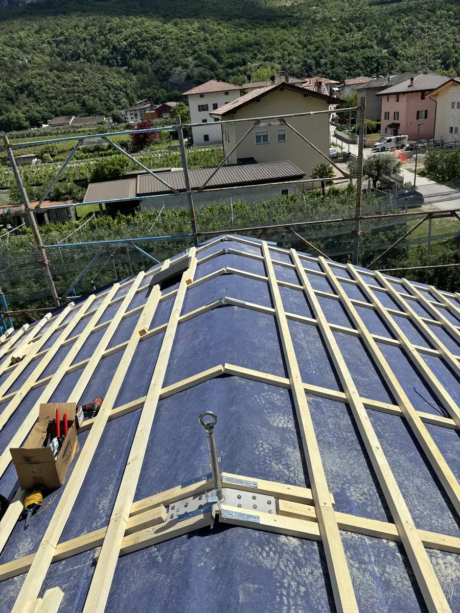 Listellatura su telo traspirante di una copertura in costruzione