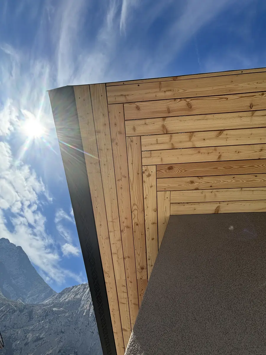 Spigolo di gronda in perline di larice controluce