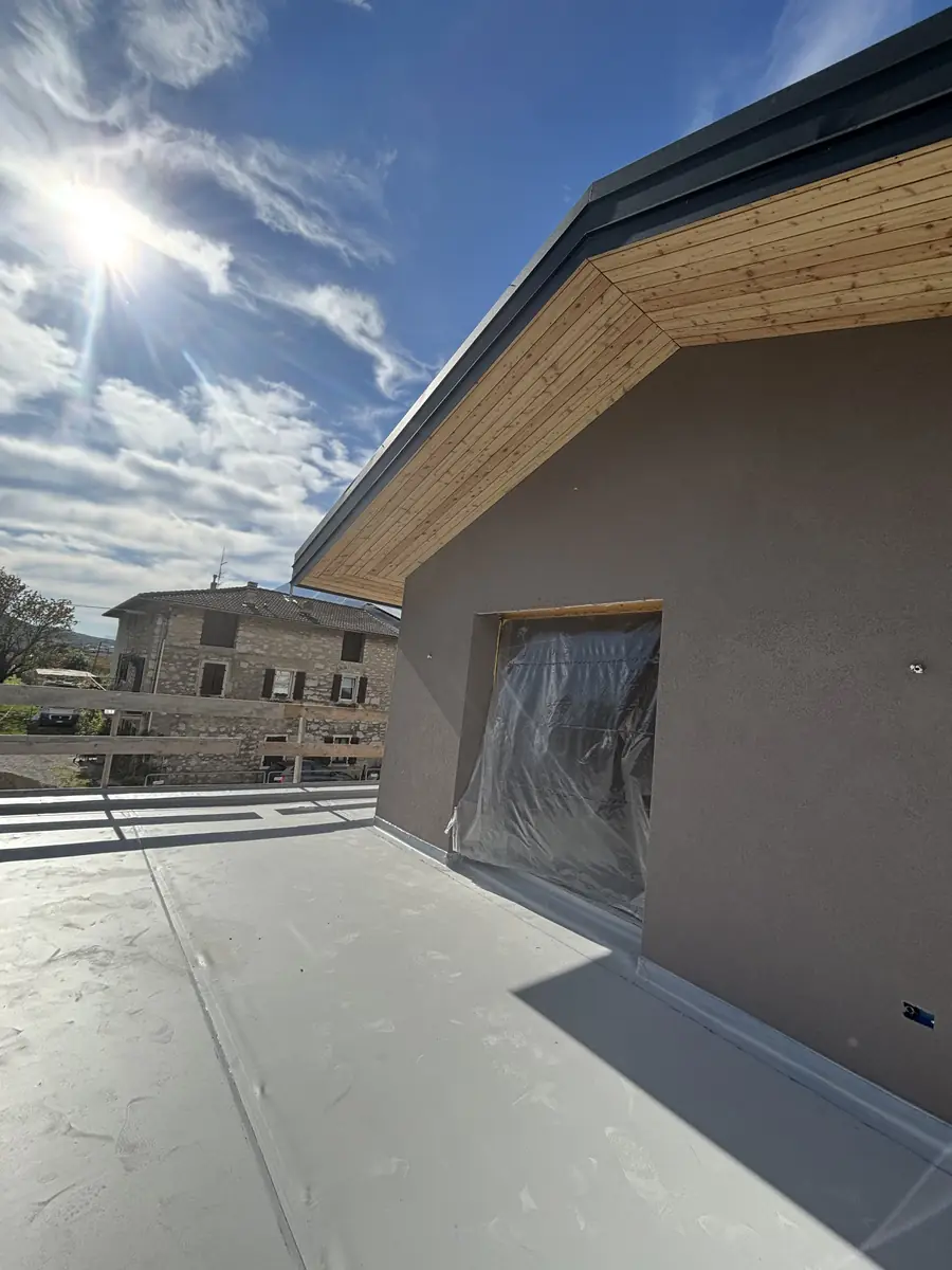 Copertura nuova con gronda in larice e terrazzo