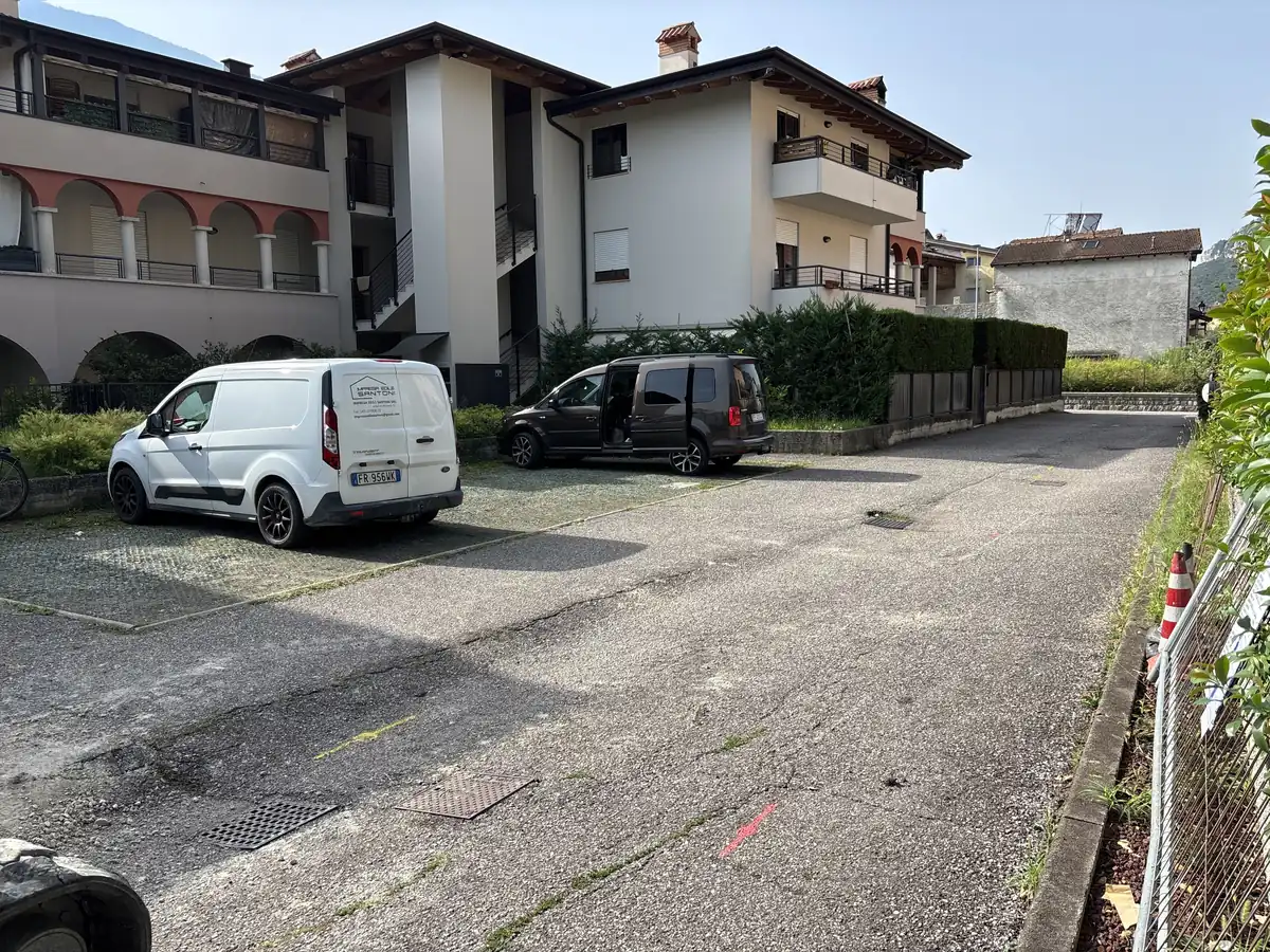 Cortile condominiale prima dei lavori con vecchio asfalto