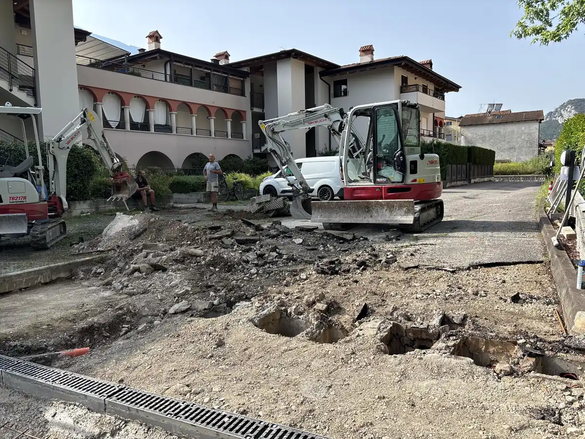 Escavatori al lavoro per la rimozione della vecchia pavimentazione