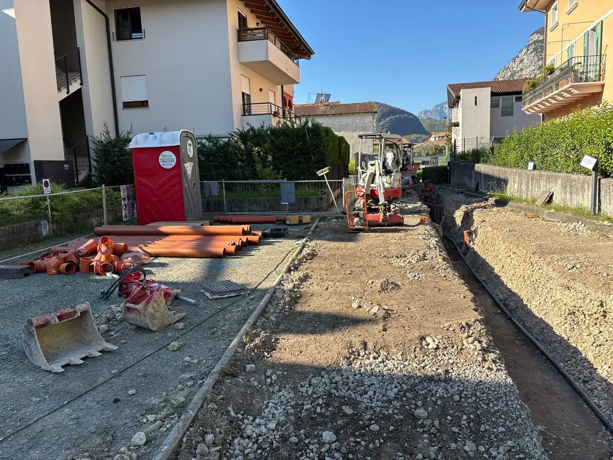 Scavo a sezione per la posa di tubazioni di fognatura