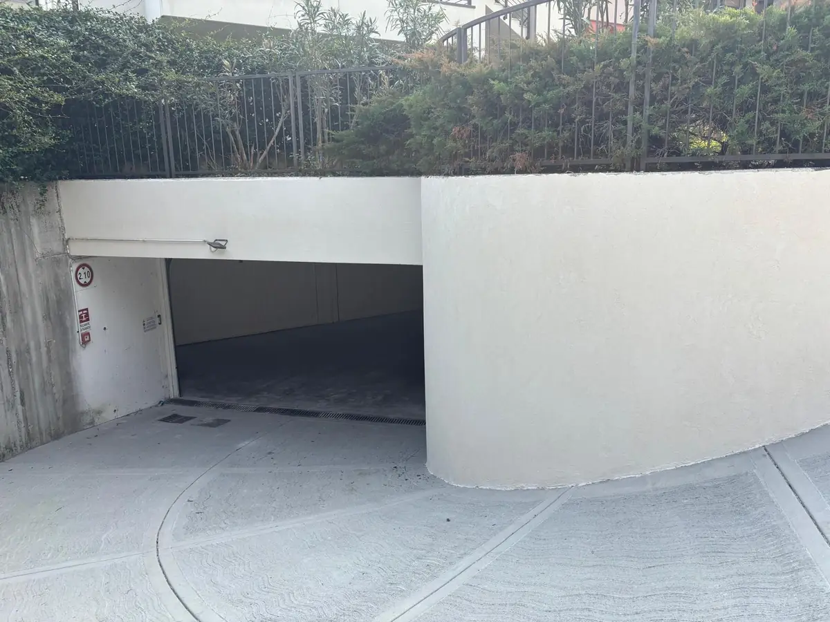 Ingresso dei garage dopo i lavori con muri intonacati