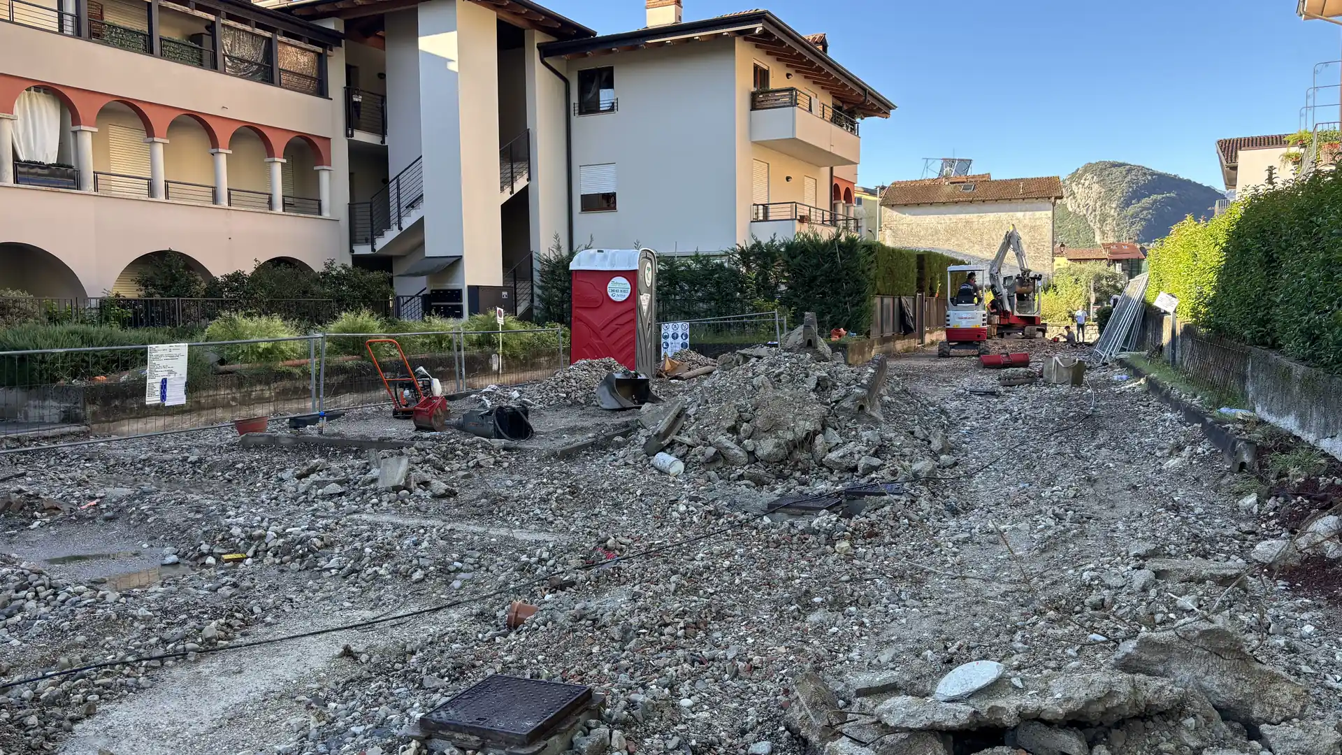 Riqualificazione di un cortile condominiale con escavatore