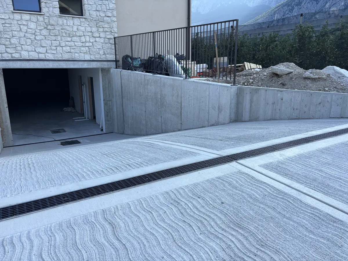 Pavimentazione in calcestruzzo con finitura a onde e canaletta