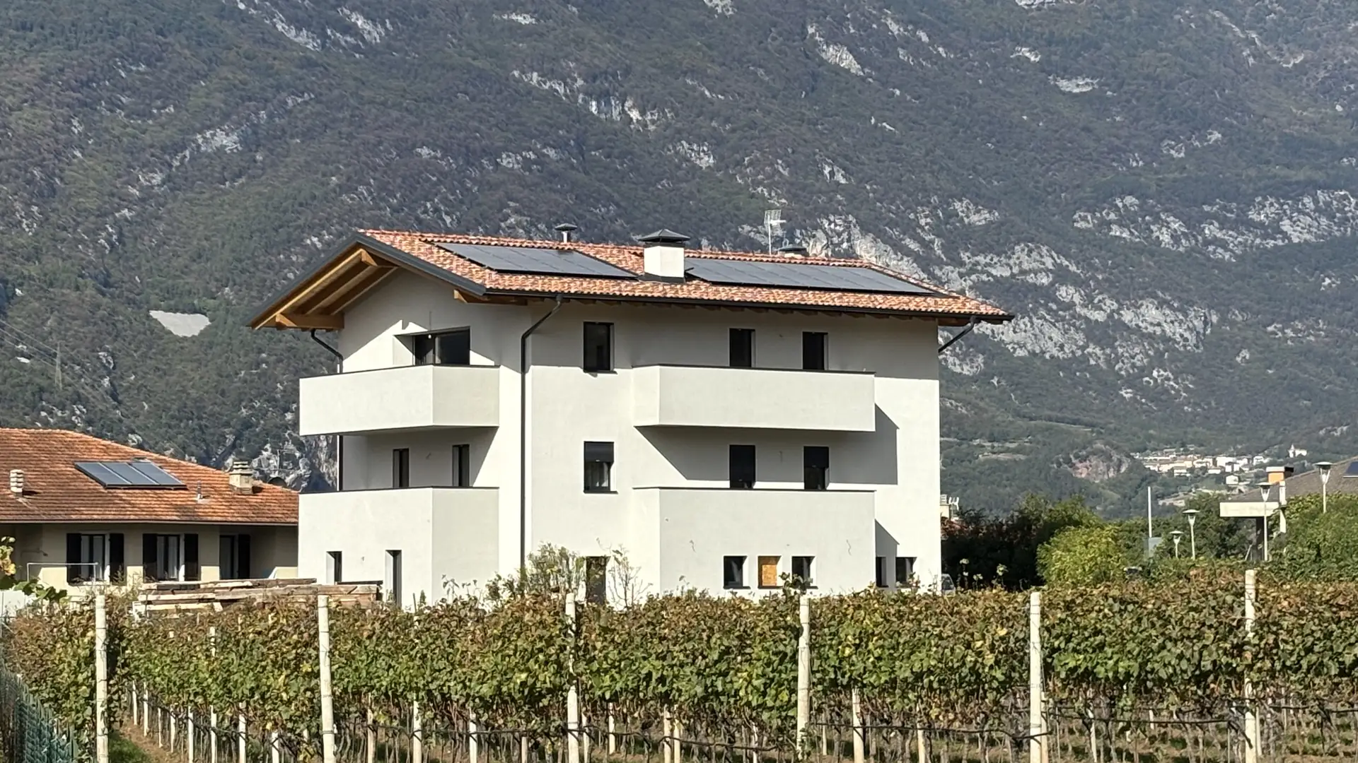 Palazzina ristrutturata tra i vigneti con le montagne sullo sfondo